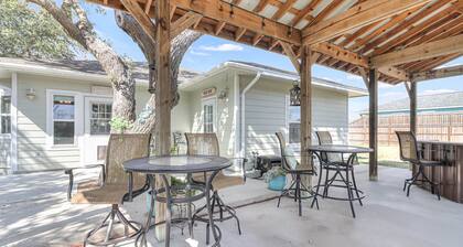 Pet Friendly, Game Room, Fenced 1/2 Acre, Outdoor Bar with a TV!