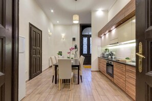 Dining - Day and Night HOT SPOT (Budapest)