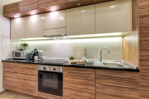 Frigorifero, microonde, forno, piano cottura