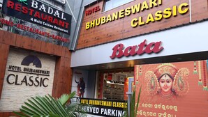 Hotel 'Bhubaneswari Classic' met een bord voor 'Bata' en een 'Badal Restaurant'.
