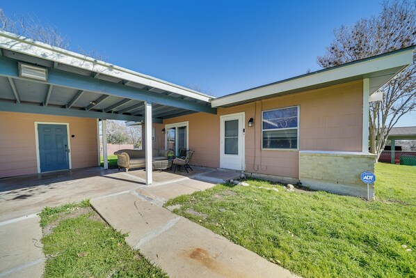 House (2 Bedrooms) | Interior - San Antonio Home Near AFB & Hospitals: WFH Welcome (San Antonio)