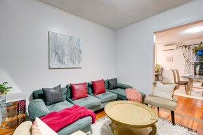 Living area - Pet-friendly Salem Apartment w/ Shared Deck! (Salem)