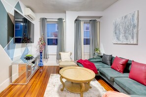 Living area - Pet-friendly Salem Apartment w/ Shared Deck! (Salem)