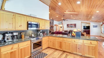 House (3 Bedrooms) | Interior