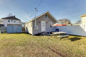 Interior - Charming Old Lyme Cottage, Steps to Private Beach! (Old Lyme)