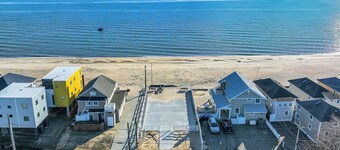 Charming Old Lyme Cottage, Steps to Private Beach!