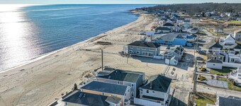 Charming Old Lyme Cottage, Steps to Private Beach!