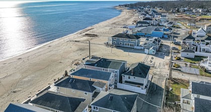 Charming Old Lyme Cottage, Steps to Private Beach!