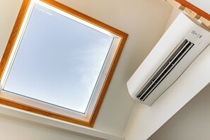 Interior - Charming Old Lyme Cottage, Steps to Private Beach! (Old Lyme)