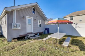 Cottage (2 Bedrooms) | Front of property