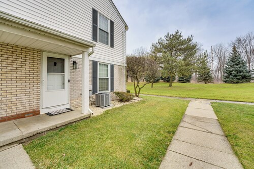 Clinton Township Condo Near L'anse Creuse Bay!