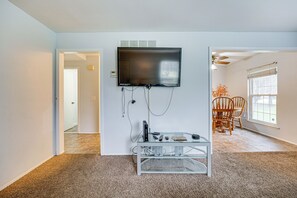 Apartment (3 Bedrooms) | Interior - Clinton Township Condo Near L'anse Creuse Bay! (Clinton Township)