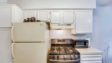 Apartment (3 Bedrooms) | Private kitchen | Microwave, oven, stovetop, dishwasher