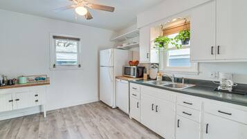 House (2 Bedrooms) | Private kitchen | Dishwasher, paper towels