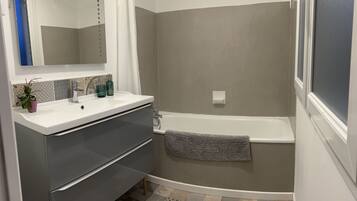 Een douche, een haardroger, handdoeken, zeep