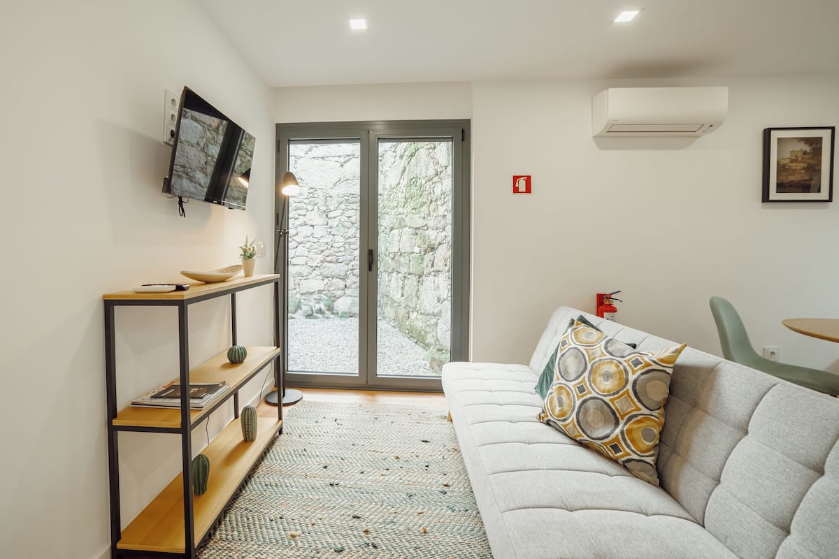 Apartamento standard | Área de estar | TV de tela plana 32 polegadas com canais a cabo