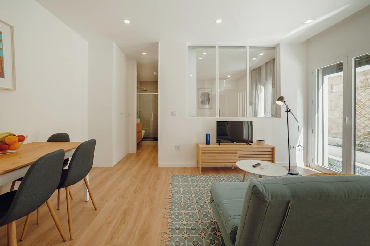 Apartamento standard | Área de estar | TV de tela plana 32 polegadas com canais a cabo