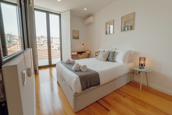 Family Apartment | Blackout curtains, soundproofing, iron/ironing board, free WiFi - Courtyard Oporto Design Apartments (Porto)