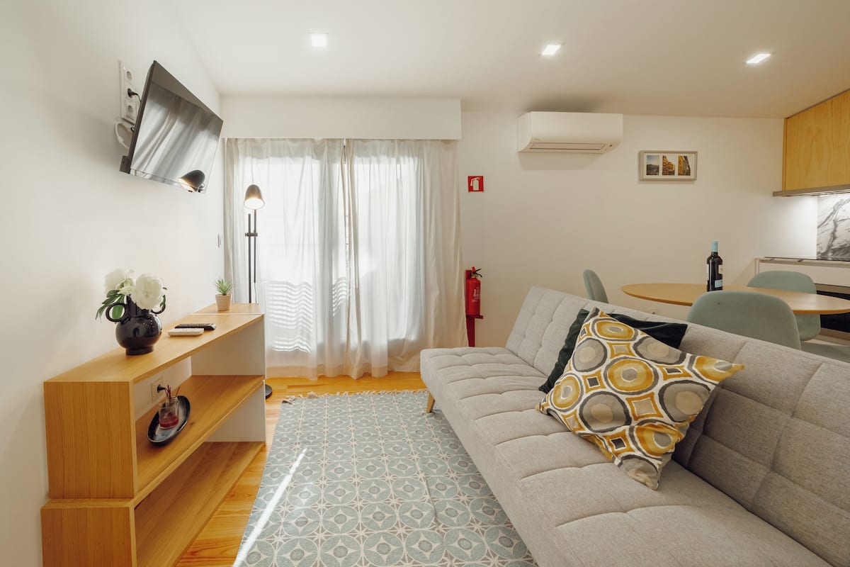 Apartamento standard | Área de estar | TV de tela plana 32 polegadas com canais a cabo