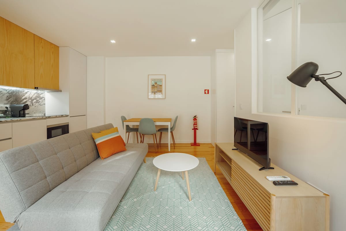 Apartamento standard | Área de estar | TV de tela plana 32 polegadas com canais a cabo