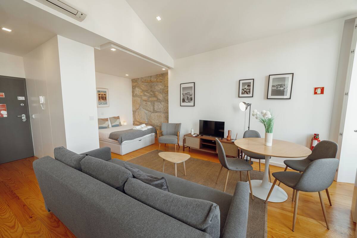 Studio – comfort | Oppholdsområde | En 32-tommers Flatskjerm-TV med kabel-kanaler
