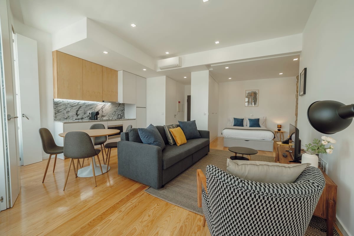 Studio – comfort | Oppholdsområde | En 32-tommers Flatskjerm-TV med kabel-kanaler