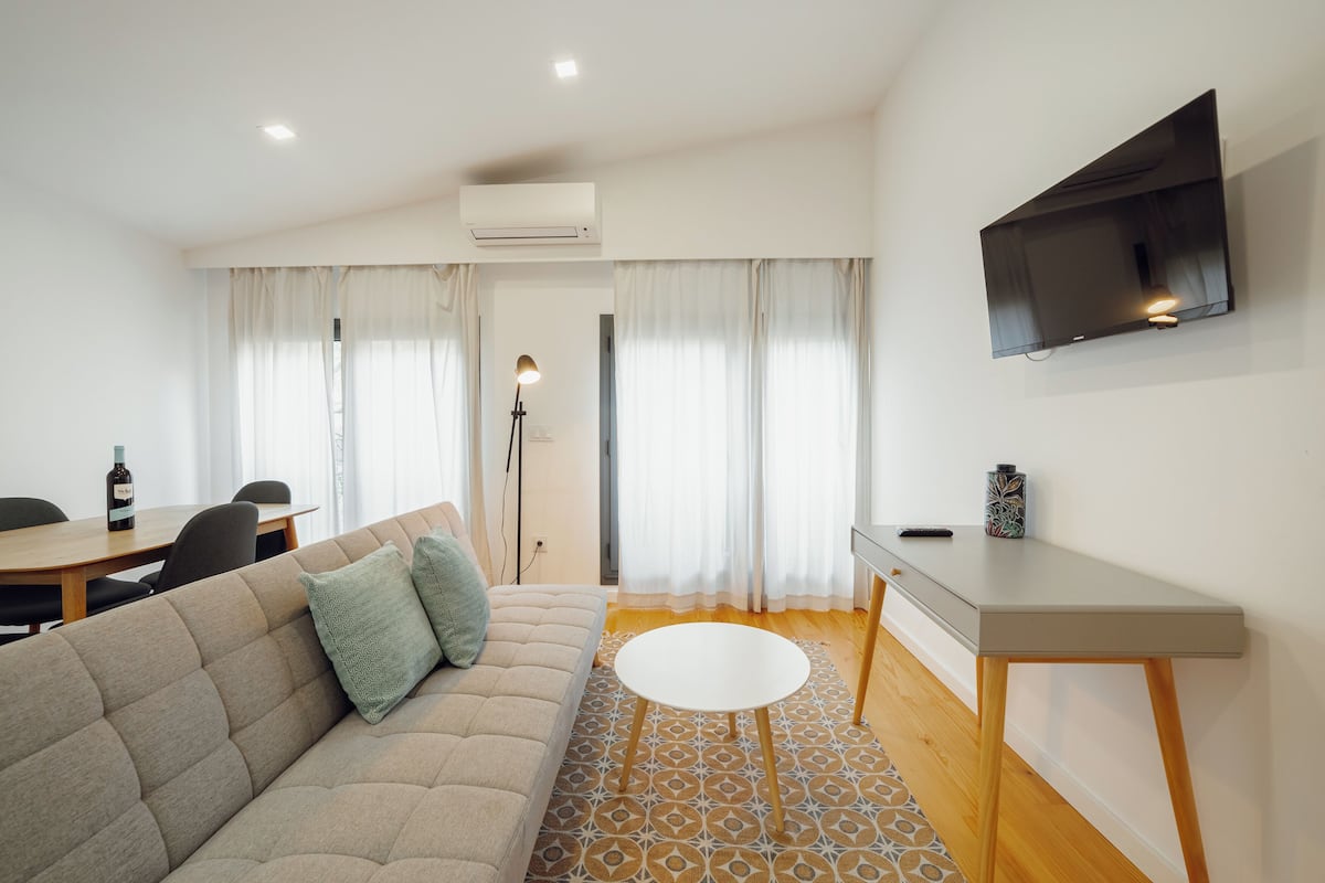 Apartamento standard | Área de estar | TV de tela plana 32 polegadas com canais a cabo