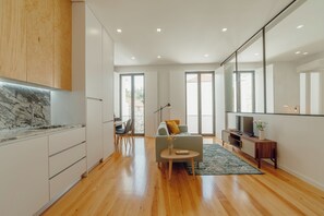 Family Apartment | Living area | 32-inch flat-screen TV with cable channels - Courtyard Oporto Design Apartments (Porto)