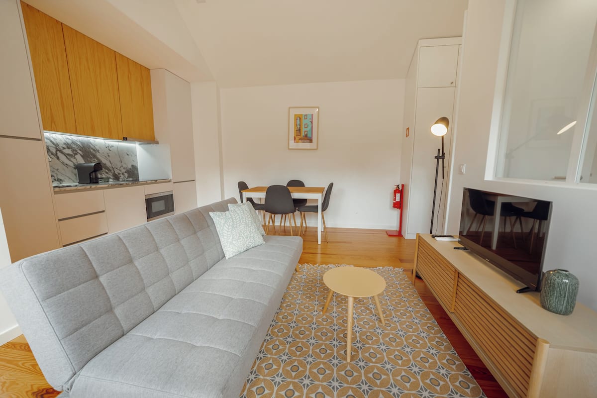 Apartamento standard | Área de estar | TV de tela plana 32 polegadas com canais a cabo