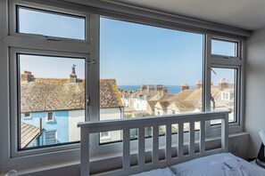 3 室のベッドルーム、デスク、アイロン / アイロン台、旅行用ベビーベッド