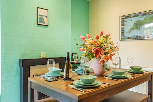 Sea View Coastal Cottage Sleeps 6 | Jurassic Coast, 6-Min Walk to Beach, Dogs