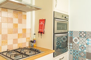 Fridge, microwave, oven, stovetop - Sea View Coastal Cottage Sleeps 6 | Jurassic Coast, 6-Min Walk to Beach, Dogs (Fortuneswell)
