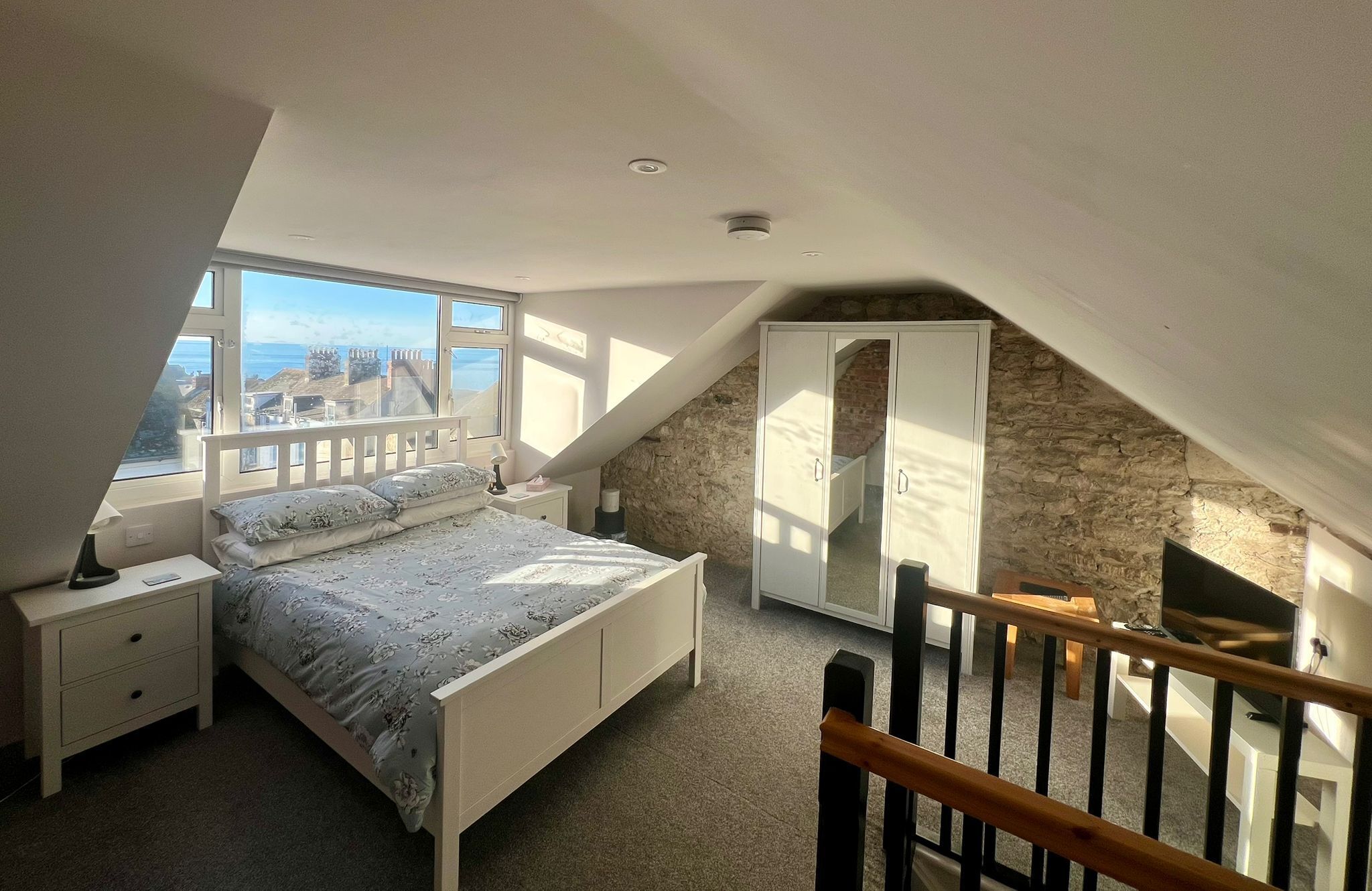 3 habitaciones, escritorio y tabla de planchar con plancha 