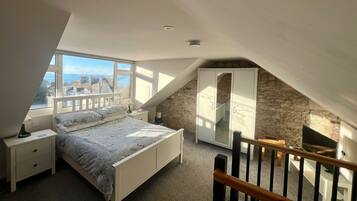 3 habitaciones, escritorio y tabla de planchar con plancha