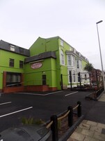 Een groen gebouw met een bord waarop 'Beechfield Hotel' staat.
