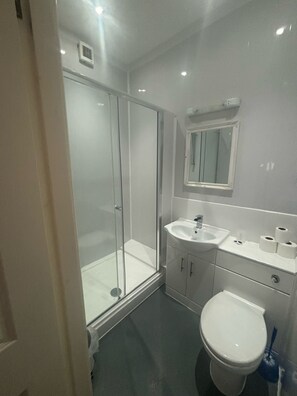 Family Room | Bathroom | Shower, hair dryer, towels - The Beechfield Hotel (Blackpool)