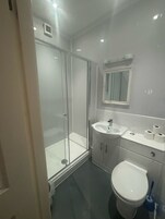 Family Room | Bathroom | Shower, hair dryer, towels