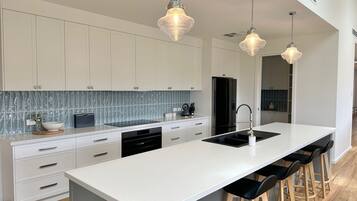 Kühlschrank, Mikrowelle, Geschirrspüler, Toaster