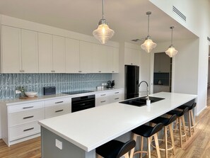 Frigorifero, microonde, lavastoviglie, tostapane