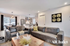 TV, fireplace - La Charmante - Cozy et familial (Pont-Rouge)