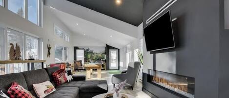 Televisión y chimenea