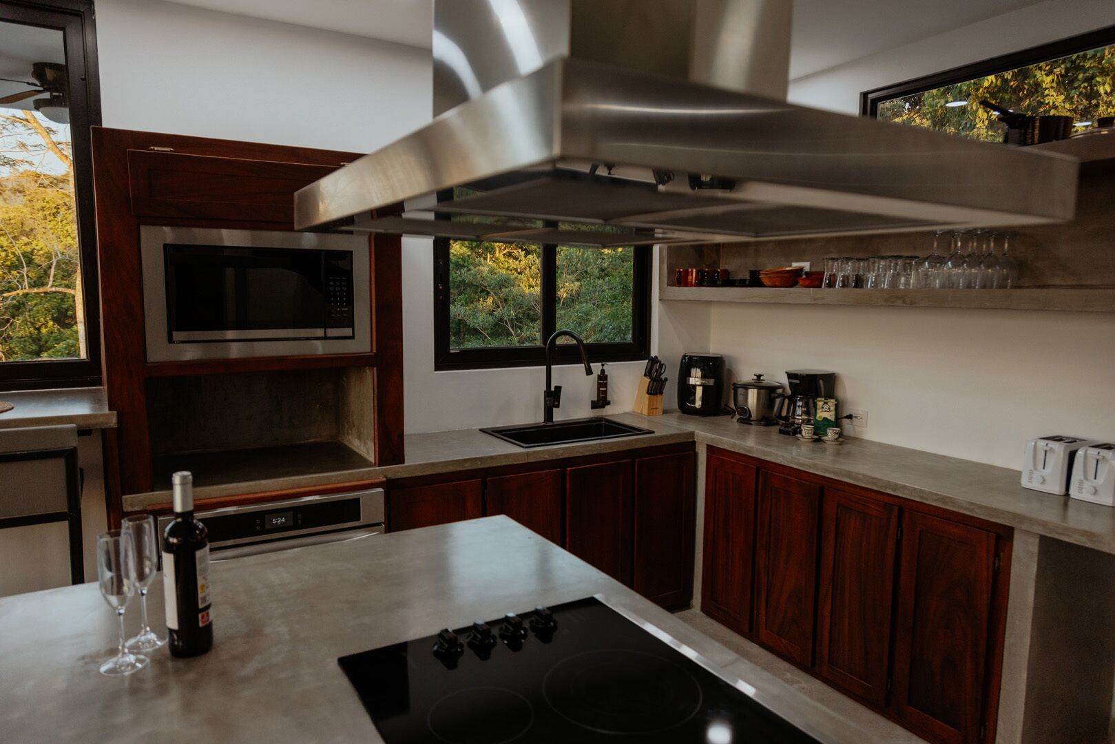 Jääkaappi, mikroaaltouuni, uuni, liesi