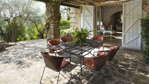 Outdoor dining - Casolare di Rietine, Gaiole in Chianti, Siena and Chianti (Gaiole in Chianti)