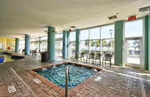 Una piscina cubierta, una piscina climatizada