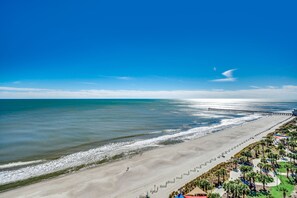 On the beach - 🏖️Stunning Ocean Views | Pools + Hot Tub | Bay View Resort 1707A🏖️ (Myrtle Beach)
