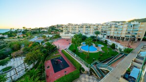 A multi-story hotel with a rooftop pool, tennis courts, and a landscaped courtyard. - AL Piso de 2 dormitorios en El Campello (El Campello)