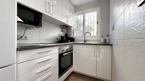 Geladeira, micro-ondas, fogão, cooktop