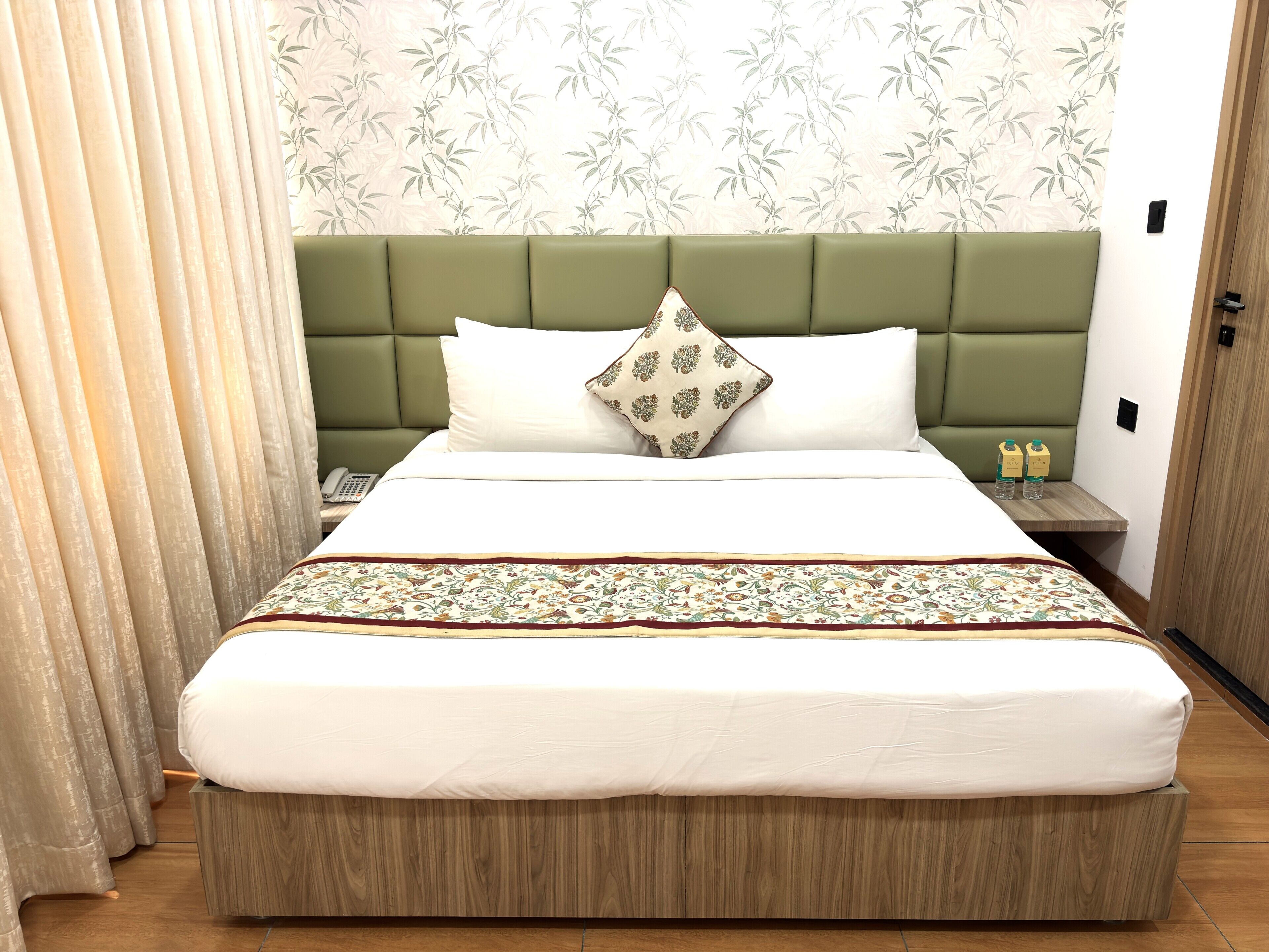 Standard Room, 1 Queen Bed, City View, Executive Level | Minibar, in-room safe, individually decorated, individually furnished