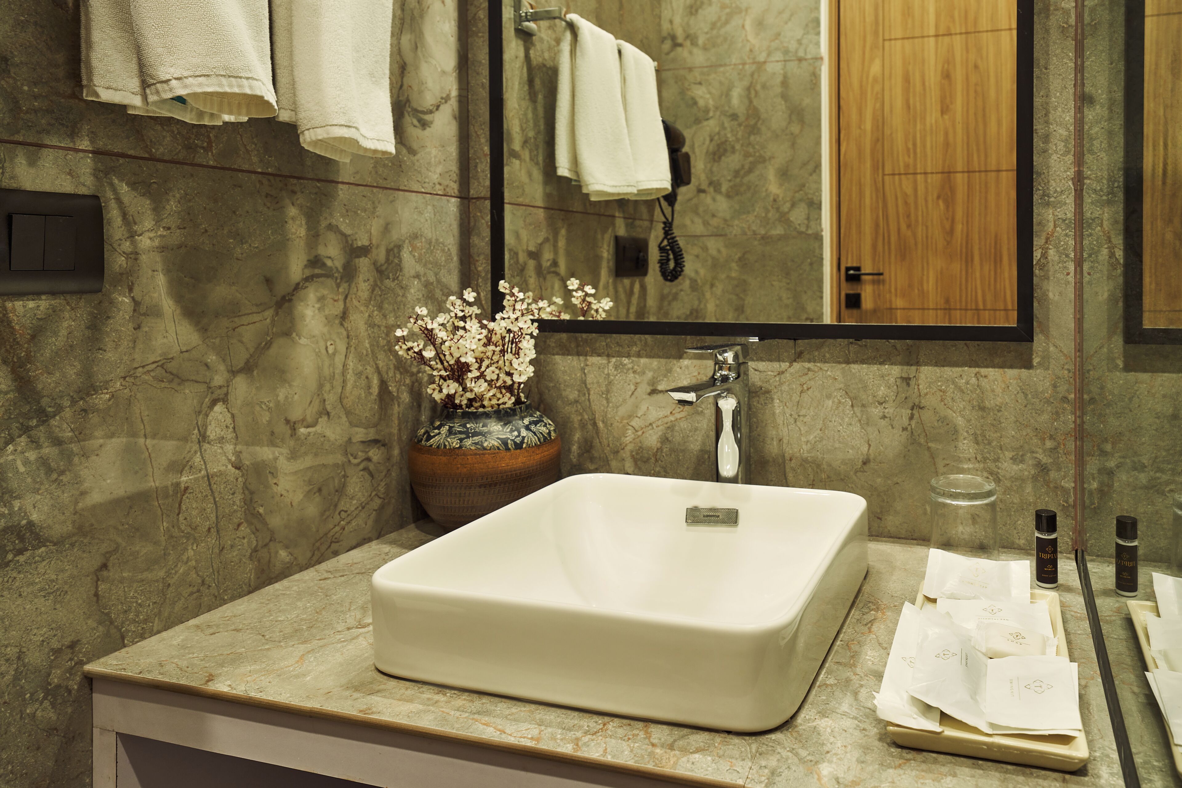 Svit | Badrum | Regndusch, hårtork, tofflor och bidé