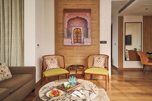 Minibar, caja de seguridad en la habitación y decoración personalizada 